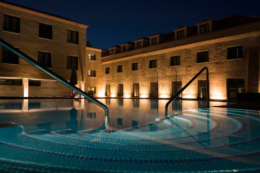 29 piscina exterior nocturna 44924