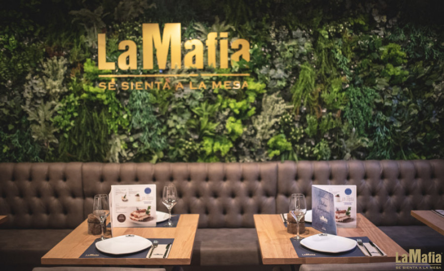 Lamafiasesientaalamesa 1 43379