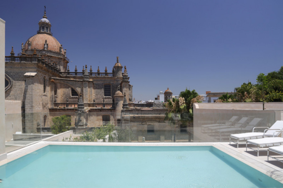 Bar terraza la atalaya y piscina con catedral de fondo 42779
