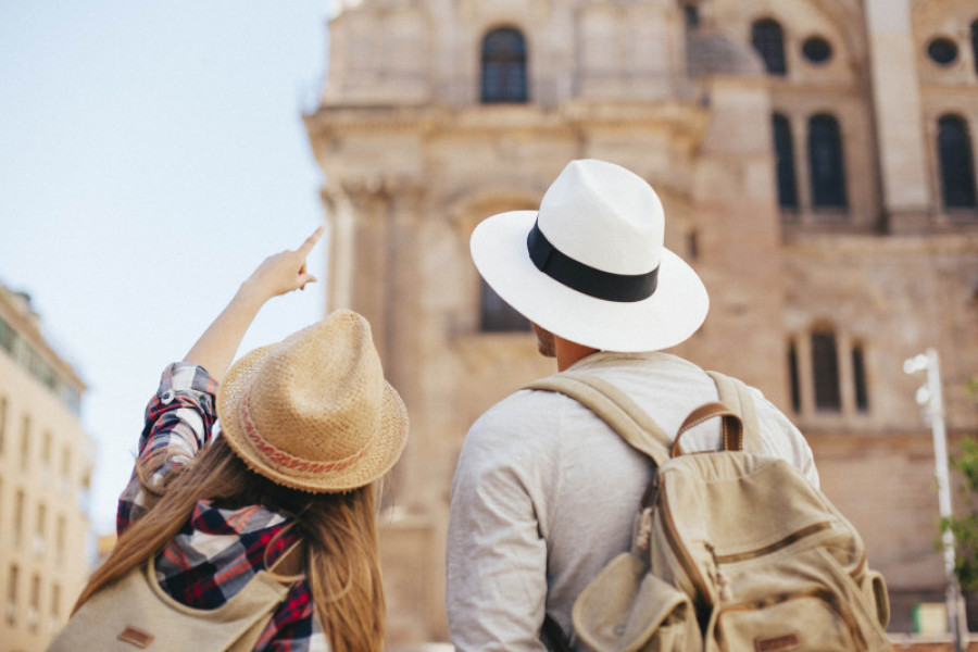 Turistas durante visita a una ciudad 41011