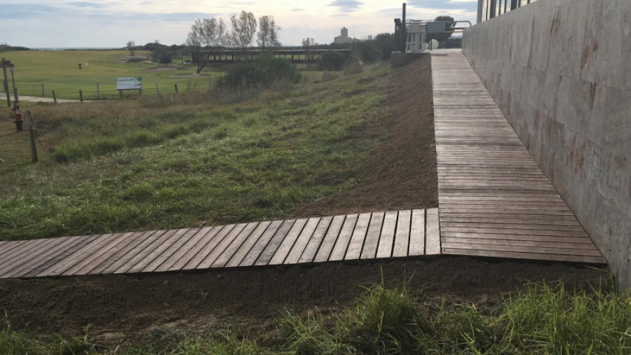 Parador pasarela elaborada con plastico reciclado 38158