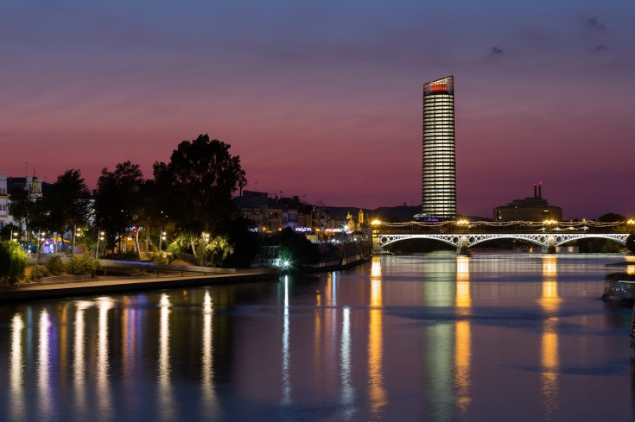Eurostars torre sevilla exteriores noche 30716