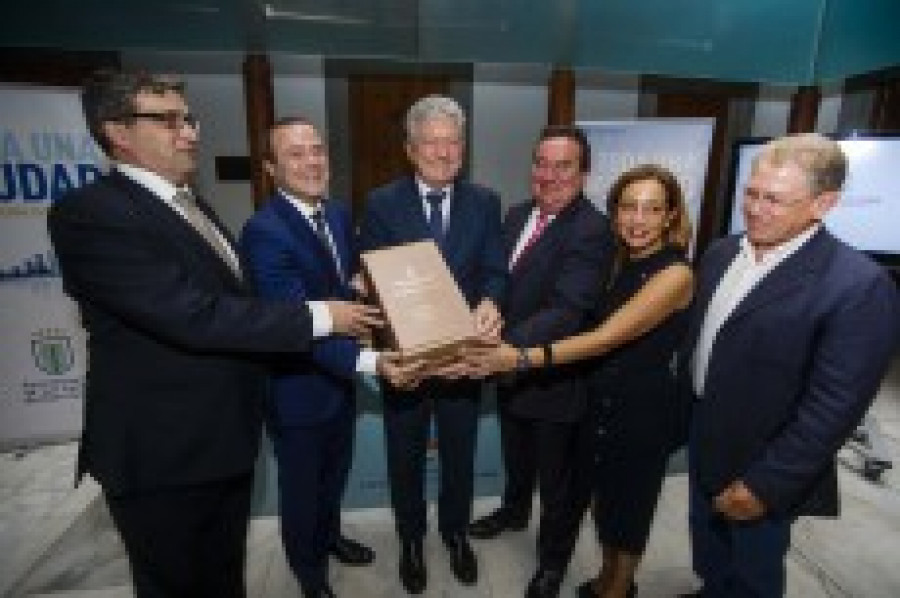 Ayuntamiento barcelo firma contrato hotel santa catalina gerardo ojeda 27955