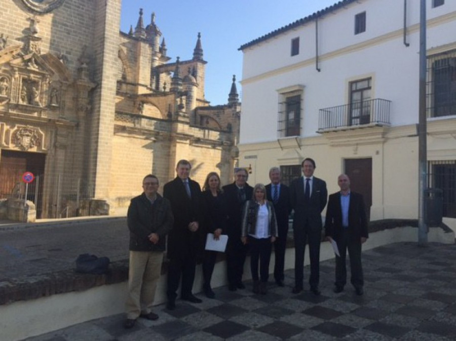 Representantes de gonzalez byass con la alcadesa de jerez y miembros de cultura y urbanismo 23451