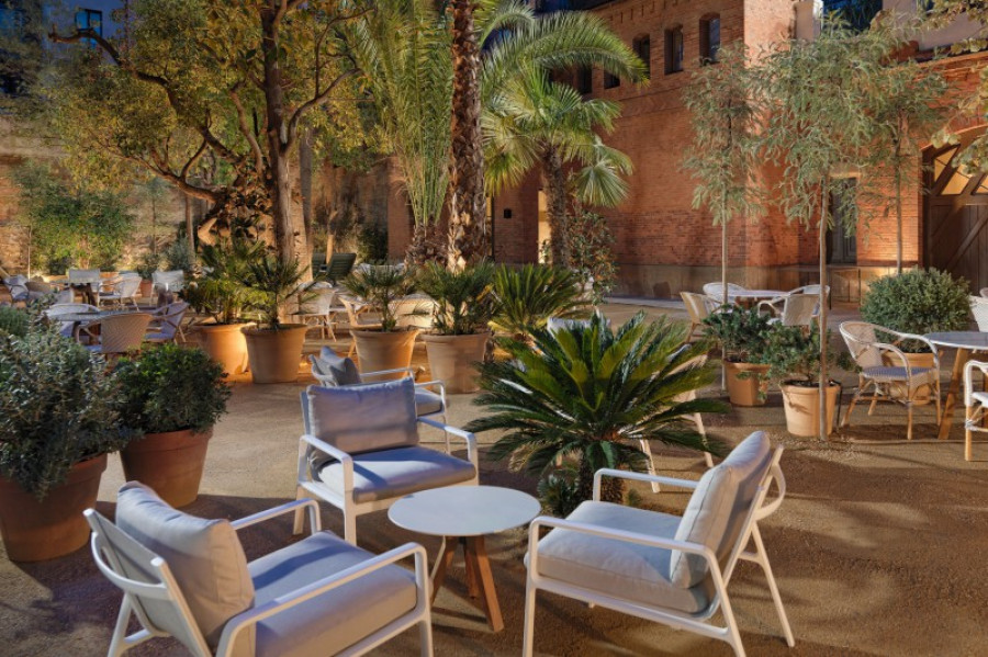 12. courtyard garden copia 22838