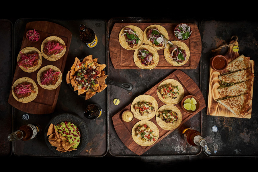 Bodegón platos de MXRR de Roberto Ruiz