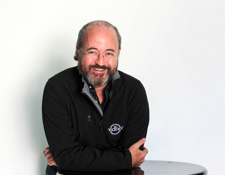 Octavio Llamas   CEO de redbar