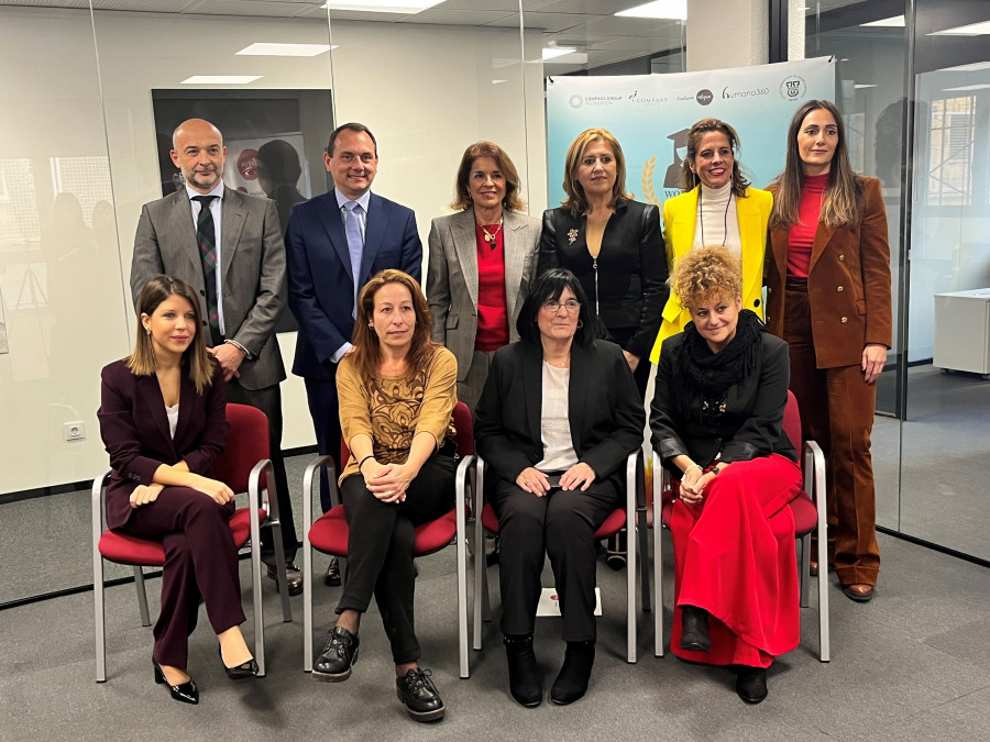 Arriba izq Diego Charola, Fernando Pascual, Ana Botella, Isabel Hontana, Lucía López y Rosana González. Abajo izq Ahinoa Alonso, Concepción Padilla, Ana Bernal y Janet Socas