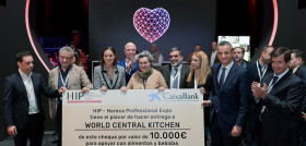 HIP2023 Reyes Maroto entrega cheque de HIP a la ONG de José Andrés