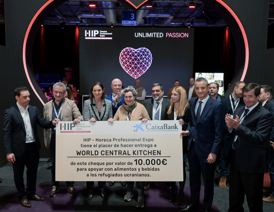 HIP2023 Reyes Maroto entrega cheque de HIP a la ONG de José Andrés