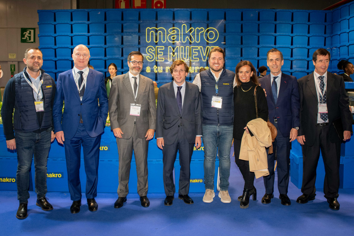 El alcalde de Madrid, José Luis Martínez-Almeida, junto con Almudena Maíllo, delegada de Turismo del Ayuntamiento de Madrid, en el espacio de Makro en HIP. 