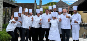 Javi Estévez y el equipo de cocina del hotel Trou aux Biches Beachcomber