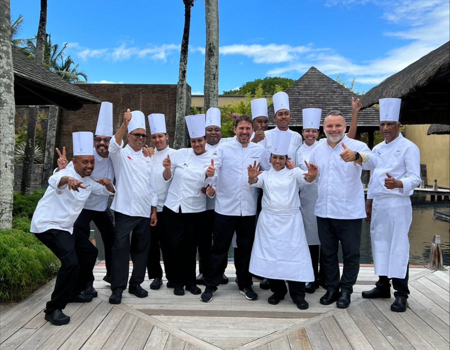 Javi Estévez y el equipo de cocina del hotel Trou aux Biches Beachcomber