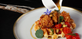 RWVMM Gofre  salado pollo cajún, confitura de tomates y jarabe de arce