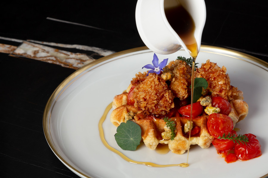 RWVMM Gofre  salado pollo cajún, confitura de tomates y jarabe de arce