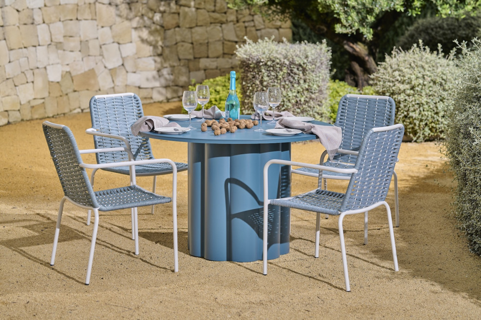 Mesa Bloom de LdK junto a sillas Livia